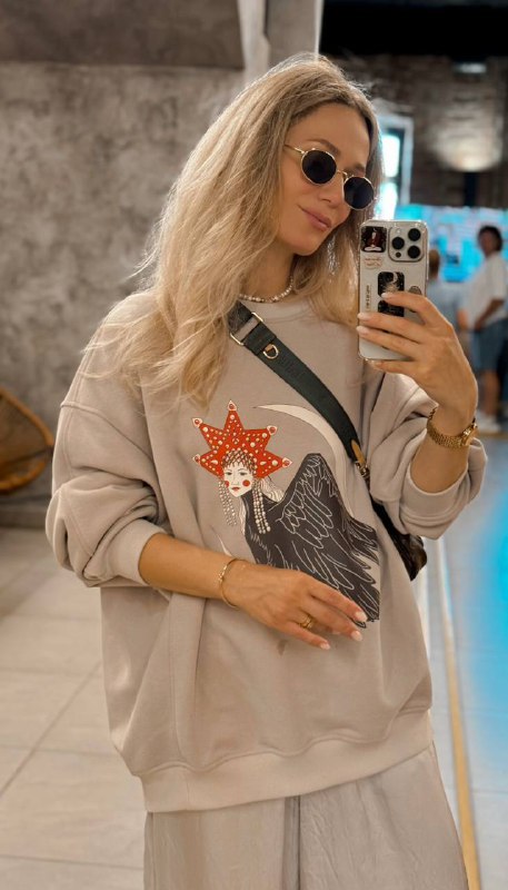 Свитшот «Сирин» на модели